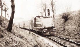 Lokomotywa spalinowa SP32-104 na linii Jasło-Zagórz z wagonami osobowymi. 31.03.1990...